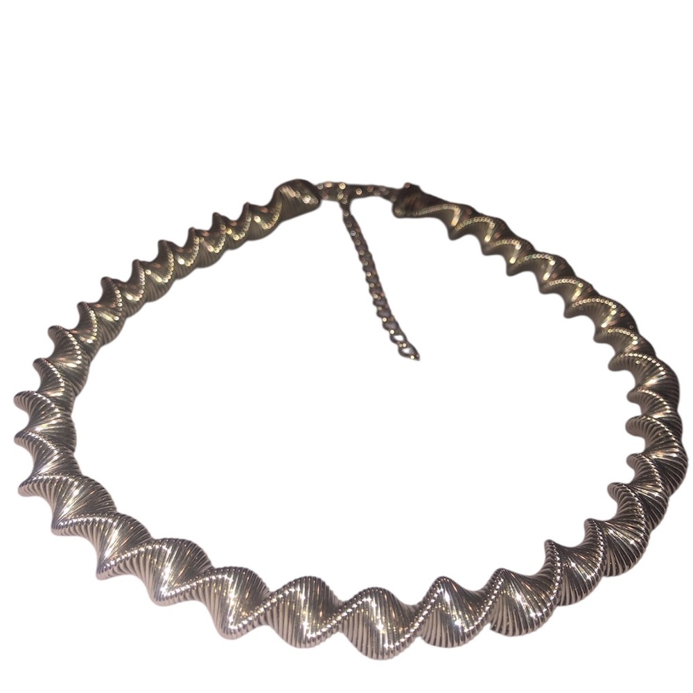 Wavy Spring Necklace - Picture 4 of 4